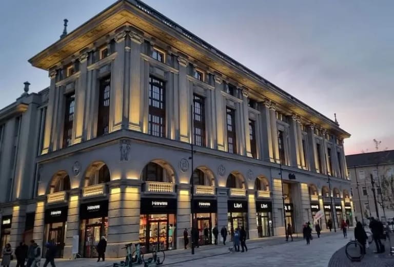 A Corvin Palota irodaházi homlokzatának alumínium-üveg szerkezetei