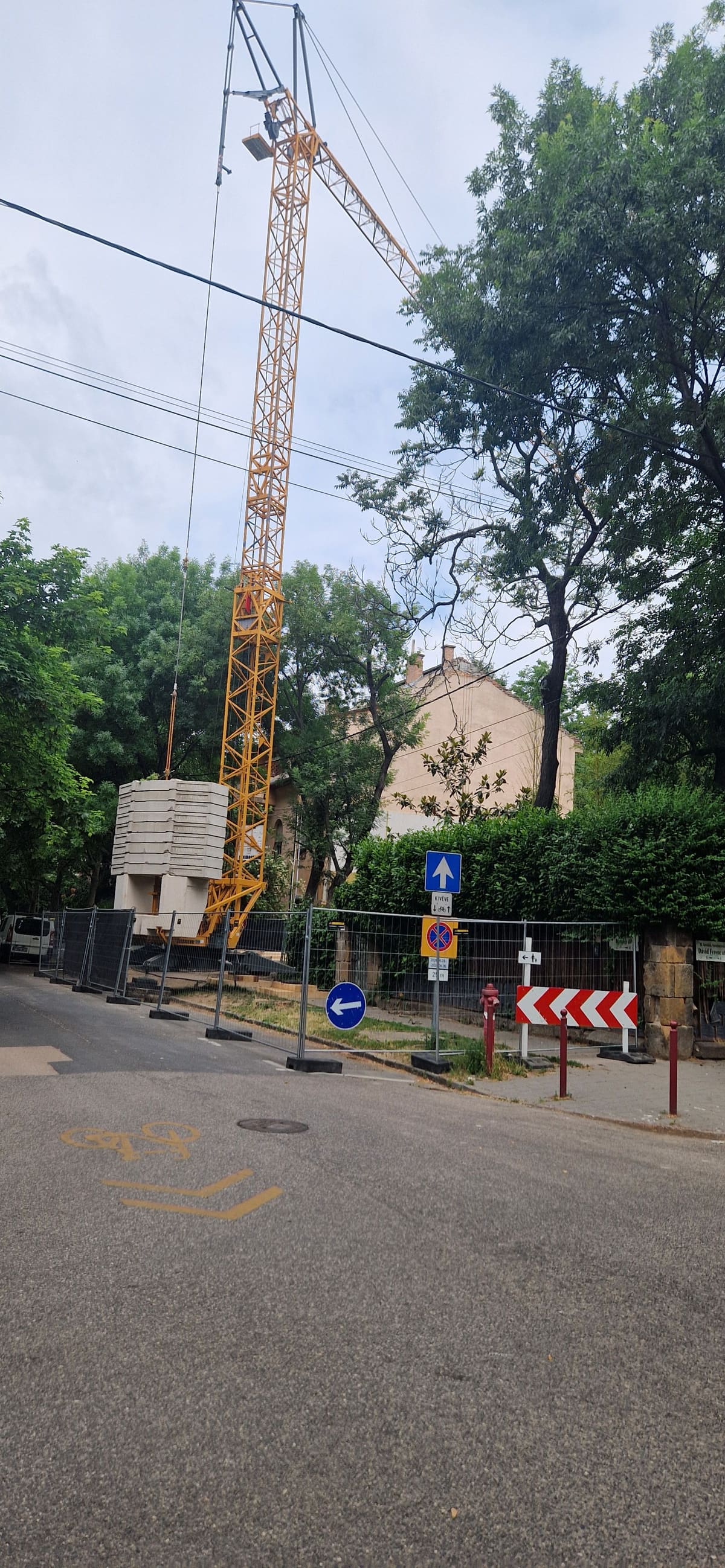 Toronydaru és CLT panelek a Diószegi úti építkezésen