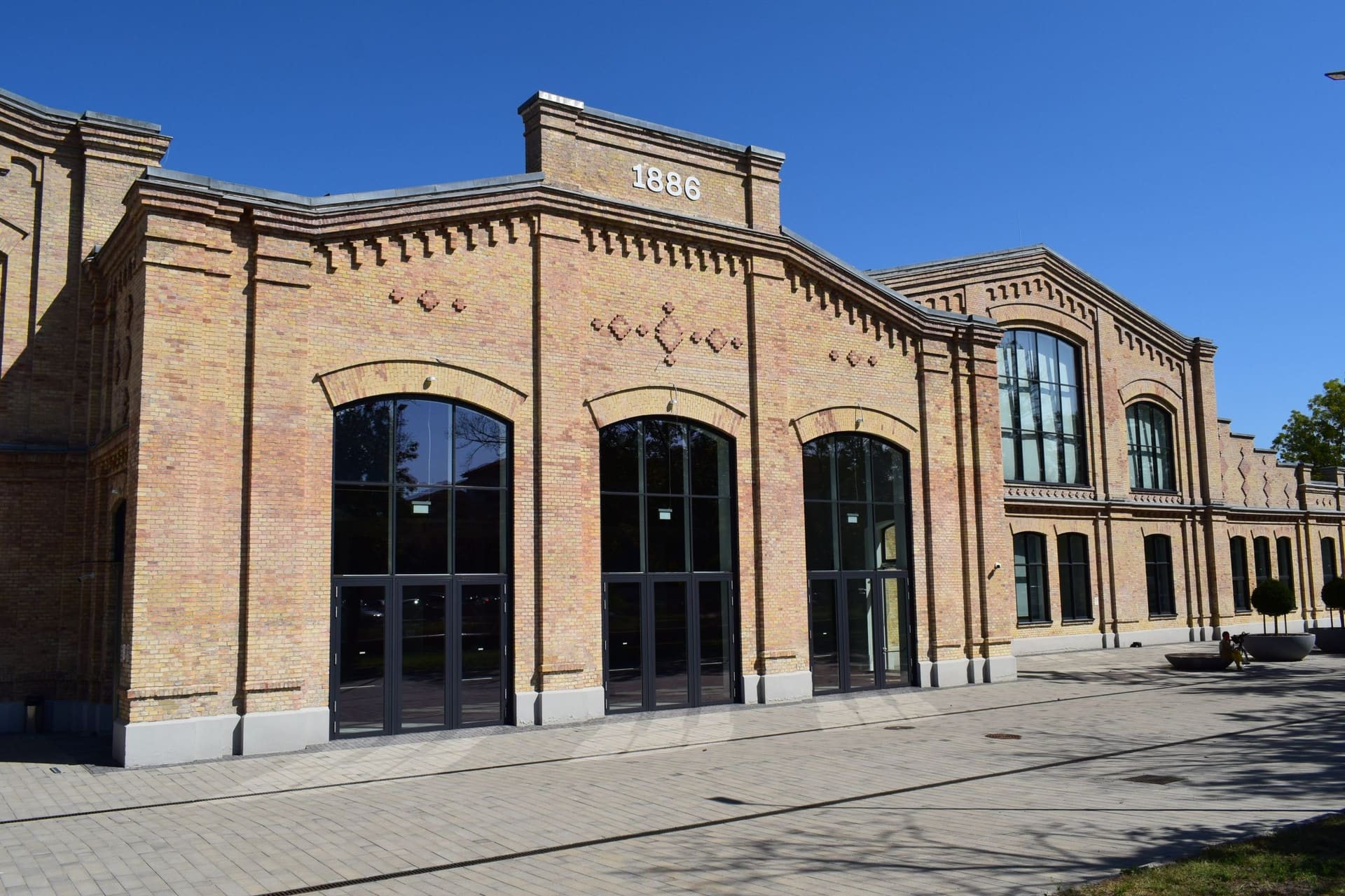 Az Eiffel Műhelyház 1886-os téglahomlokzata az új alumínium nyílászárókkal