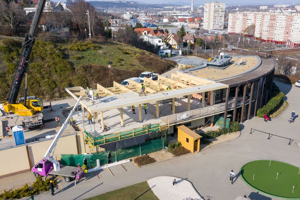 A golfklub készülő fa tetőszerkezete